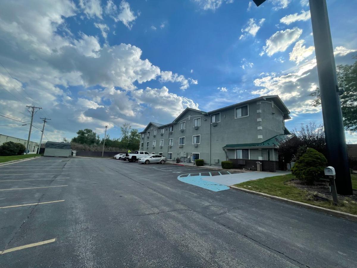 Magnuson Hotel Fort Wayne North - Coliseum Exterior photo