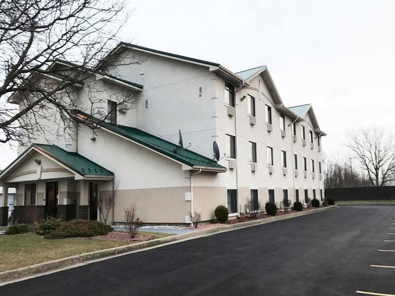 Magnuson Hotel Fort Wayne North - Coliseum Exterior photo